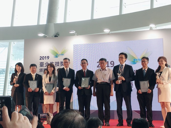 柯文哲市長與獲獎單位合照，浩宇總經理龍震宇博士(左四)代表領獎
